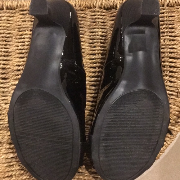 Patent leather spool heeled 2” shoes - Picture 3 of 4